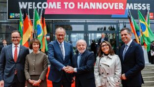 Lula aperta a mão do chanceler ​da Alemanha, Friedrich Merz.