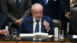 Lula mostra caneta antes de assinar documento na cerimônia de posse