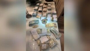 Notas de dólares e reais empilhadas