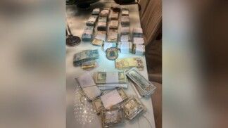 Notas de dólares e reais empilhadas