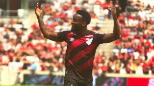 Mendoza jogador do Athletico-PR comemora seu gol durante partida contra o Chapecoense no estádio Arena da Baixada pelo Campeonato Brasileiro. (Gabriel Machado/Agif/Estadão Conteúdo)