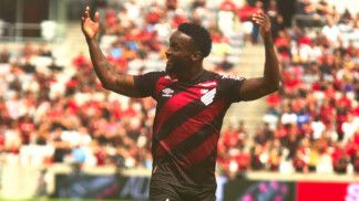 Mendoza jogador do Athletico-PR comemora seu gol durante partida contra o Chapecoense no estádio Arena da Baixada pelo Campeonato Brasileiro. (Gabriel Machado/Agif/Estadão Conteúdo)