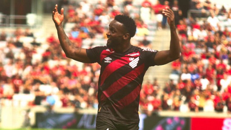 Mendoza jogador do Athletico-PR comemora seu gol durante partida contra o Chapecoense no estádio Arena da Baixada pelo Campeonato Brasileiro. (Gabriel Machado/Agif/Estadão Conteúdo)