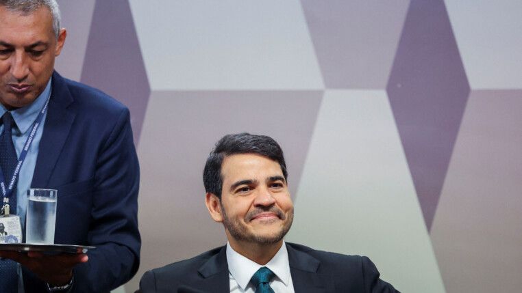 Jorge Messias sorri durante sabatina na CCJ do Senado