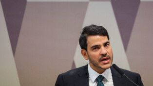 Jorge Messias fala ao microfone durante a sabatina na CCJ do Senado