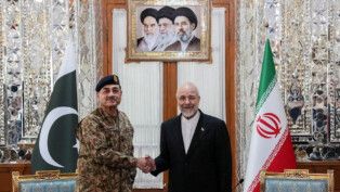 Em abril de 2026, o presidente do Parlamento iraniano, Mohammad Bagher Ghalibaf, se reuniu com o chefe do exército paquistanês, Asim Munir, em Teerã, Irã (Foto: WANA/Agência de Notícias da Ásia Ocidental/Reuters)