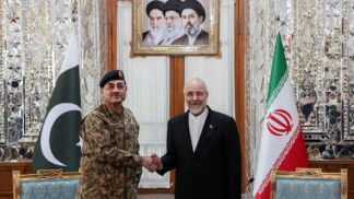 Em abril de 2026, o presidente do Parlamento iraniano, Mohammad Bagher Ghalibaf, se reuniu com o chefe do exército paquistanês, Asim Munir, em Teerã, Irã (Foto: WANA/Agência de Notícias da Ásia Ocidental/Reuters)