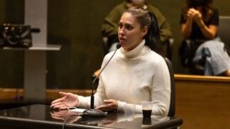 Monique Medeiros fala ao microfone durante julgamento