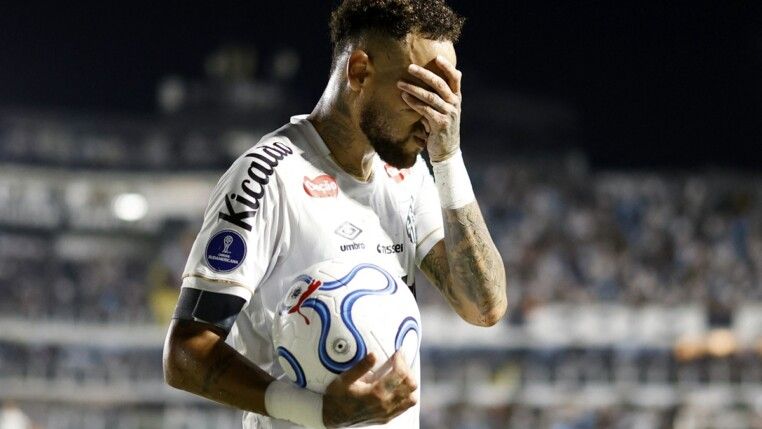 Soccer Football - Copa Sudamericana - Group D - Santos v Recoleta - Estadio Urbano Caldeira, Santos, Brazil - April 14, 2026 Santos' Neymar during the match REUTERS/Marcelo Machado De Melo