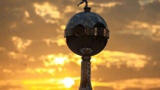 Taça Libertadores ao pôr do sol.
