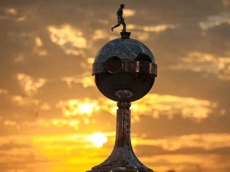 Taça Libertadores ao pôr do sol.