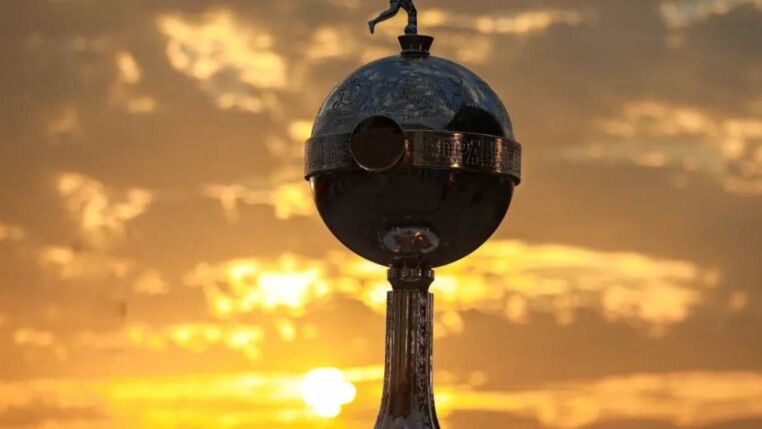 Taça Libertadores ao pôr do sol.