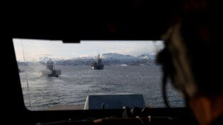 Um navio de transporte anfíbio italiano e uma corveta costeira norueguesa navegam durante o exercício militar em março de 2026 (Crédito: REUTERS/Bernadett Szabo)