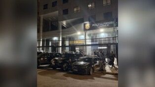 Carros e policiais em frente à sede da PF em Campinas