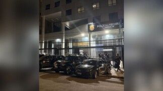 Carros e policiais em frente à sede da PF em Campinas