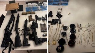 Armas de diferentes calibres e tamanhos ao lado de joias