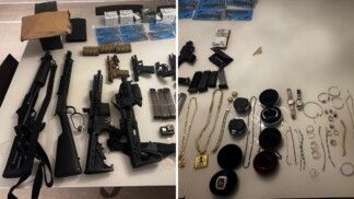 Armas de diferentes calibres e tamanhos ao lado de joias