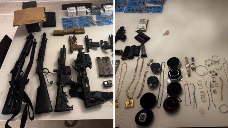 Armas de diferentes calibres e tamanhos ao lado de joias