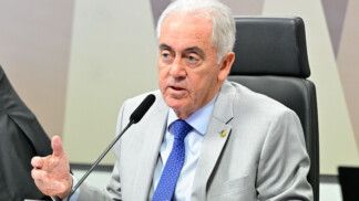 Comissão de Constituição, Justiça e Cidadania (CCJ) realiza reunião deliberativa com 15 itens. Entre eles, o PL 3.220/2019 que "altera o parágrafo único do art. 73 da Lei nº 9.472, de 16 de julho de 1997, e dá outras providências sobre o direito de utilização e compartilhamento de postes, dutos, condutos ou servidão pelas prestadoras de serviços de telecomunicações de interesse coletivo, concessionárias de energia elétrica ou prestadoras de outros serviços de interesse público". À mesa, presidente da CCJ, senador Otto Alencar (PSD-BA), conduz reunião. Foto: Geraldo Magela/Agência Senado