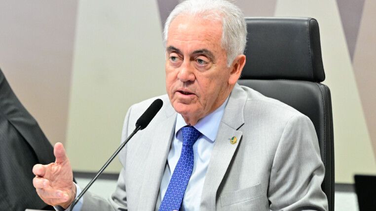 Comissão de Constituição, Justiça e Cidadania (CCJ) realiza reunião deliberativa com 15 itens. Entre eles, o PL 3.220/2019 que "altera o parágrafo único do art. 73 da Lei nº 9.472, de 16 de julho de 1997, e dá outras providências sobre o direito de utilização e compartilhamento de postes, dutos, condutos ou servidão pelas prestadoras de serviços de telecomunicações de interesse coletivo, concessionárias de energia elétrica ou prestadoras de outros serviços de interesse público". À mesa, presidente da CCJ, senador Otto Alencar (PSD-BA), conduz reunião. Foto: Geraldo Magela/Agência Senado