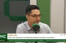 Bruno Rizzi fala ao microfone no estúdio da TMC
