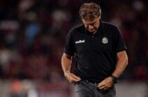 Cuca olha para o chão durante jogo entre Santos e Flamengo