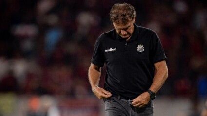 Cuca olha para o chão durante jogo entre Santos e Flamengo