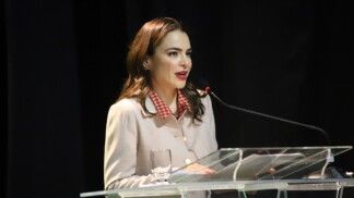 Delegada fala ao microfone durante cerimônia