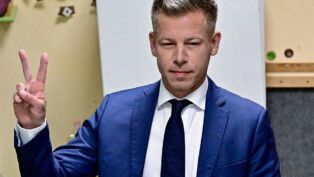 Peter Magyar, líder do partido da oposição Tisza, gesticula após votar nas eleições parlamentares húngaras em Budapeste, Hungria (Foto: Reuters/Marton Monus)