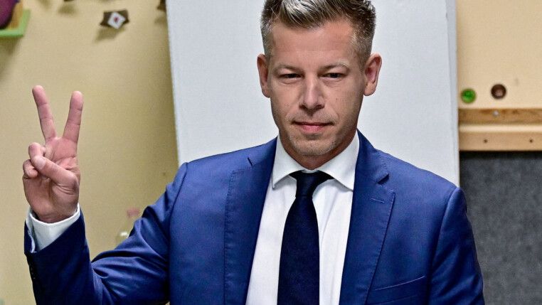 Peter Magyar, líder do partido da oposição Tisza, gesticula após votar nas eleições parlamentares húngaras em Budapeste, Hungria (Foto: Reuters/Marton Monus)