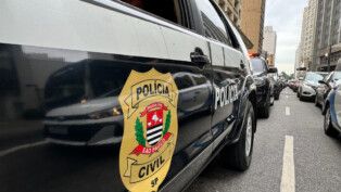 Logo da Polícia Civil colado na lataria lateral de um carro