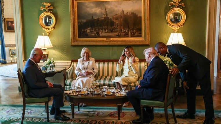 U.S. President Donald Trump and first lady Melania Trump host Britain's King Charles and Queen Camilla for afternoon tea at the White House in Washington, D.C., U.S., April 27, 2026. REUTERS/Suzanne Plunkett/Pool