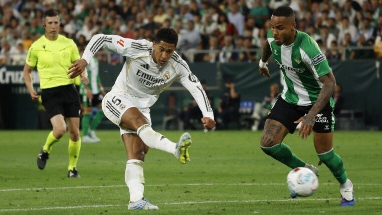 Soccer Football - LaLiga - Real Betis v Real Madrid - Estadio de La Cartuja, Seville, Spain - April 24, 2026 Real Madrid's Jude Bellingham shoots at goal REUTERS/Marcelo Del Pozo