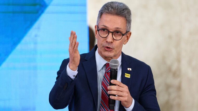 Romeu Zema gesticula enquanto fala ao microfone