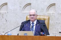 Edson Fachin está sentado na cadeira da presidência do STF durante sessão plenária