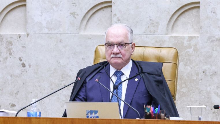 Edson Fachin está sentado na cadeira da presidência do STF durante sessão plenária