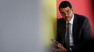 Jorge Messias segura o telefone celular
