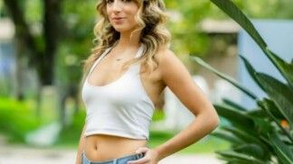 Mulher branca e loira sorrindo para a foto.