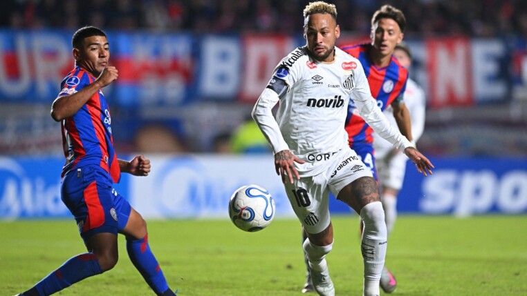 Soccer Football - Recopa Sudamericana - Group D - San Lorenzo v Santos - Estadio Pedro Bidegain, Buenos Aires, Argentina - April 28, 2026 Santos' Neymar in action with San Lorenzo's Ezequiel Herrera REUTERS/Rodrigo Valle