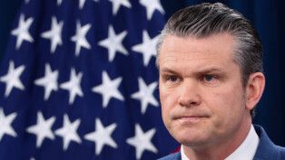 O secretário de Defesa dos EUA, Pete Hegseth, concede uma coletiva de imprensa na sala de imprensa do Pentágono, após o anúncio de um cessar-fogo de duas semanas na guerra com o Irã, no Pentágono, em Washington, D.C (Crédito: Reprodução/Reuters)
