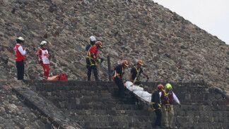 Pessoas carregam um corpo em uma maca enquanto descem de uma pirâmide, enquanto autoridades mexicanas trabalham no local onde um homem matou a tiros uma canadense e feriu várias outras pessoas antes de se suicidar, segundo informações preliminares do Gabinete de Segurança do México, nas pirâmides de Teotihuacan, um popular sítio arqueológico e turístico nos arredores da Cidade do México. (Foto: Luis Cortes/Reuters)