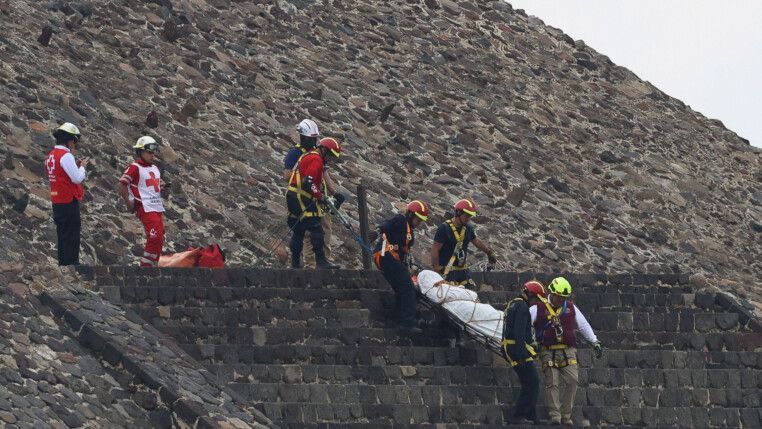 Pessoas carregam um corpo em uma maca enquanto descem de uma pirâmide, enquanto autoridades mexicanas trabalham no local onde um homem matou a tiros uma canadense e feriu várias outras pessoas antes de se suicidar, segundo informações preliminares do Gabinete de Segurança do México, nas pirâmides de Teotihuacan, um popular sítio arqueológico e turístico nos arredores da Cidade do México. (Foto: Luis Cortes/Reuters)