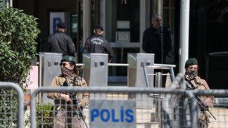 Forças especiais da polícia turca fazem a guarda no local, após disparos terem sido ouvidos perto do prédio que abriga o consulado israelense (Crédito: REUTERS/Umit Bektas)