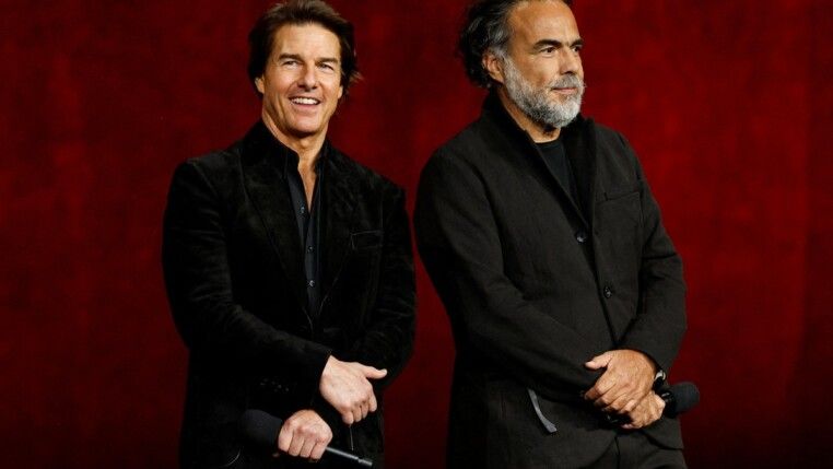 O ator Tom Cruise e o diretor Alejandro González Iñárritu, do filme "Digger", reagem durante a apresentação da Warner Bros. Pictures na CinemaCon, convenção oficial da Cinema United, em Las Vegas, Nevada, EUA, em 14 de abril de 2026.