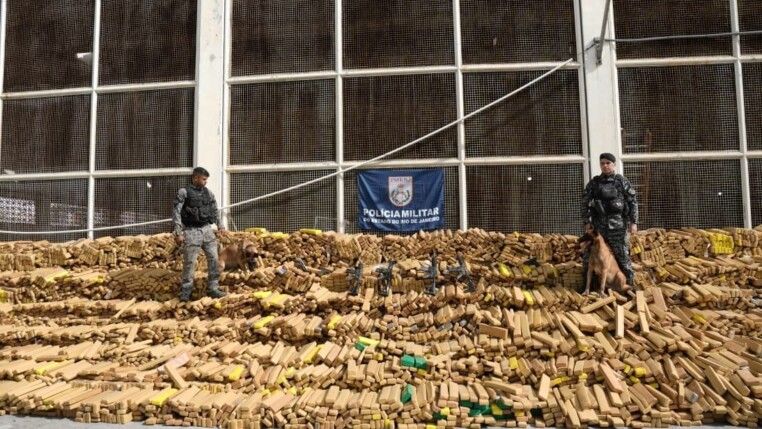 Dois policiais sobre as 48 toneladas de maconha