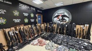 Muitas armas e munições expostas pela polícia