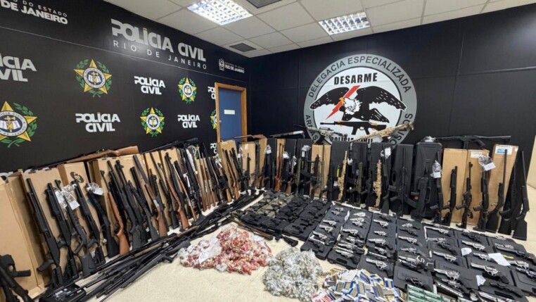 Muitas armas e munições expostas pela polícia
