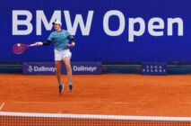 Fonseca rebate bola durante jogo em Munique