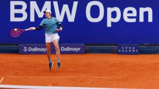 Fonseca rebate bola durante jogo em Munique