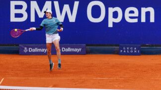 Fonseca rebate bola durante jogo em Munique